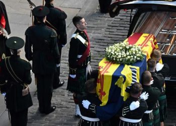 ES LA MISMA URNA QUE USARON PARA EL PRINCIPE FELIPE: El ataúd de Isabel II una caja de roble y plomo fabricado hace más de 30 años