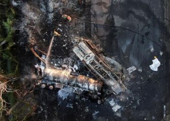 Mueren 18 personas en un choque entre un camión cisterna con químicos y un autobús turístico en México