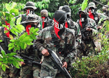 Aproximadamente 400 desplazados por enfrentamientos entre ELN y banda narco en Colombia desde el lunes