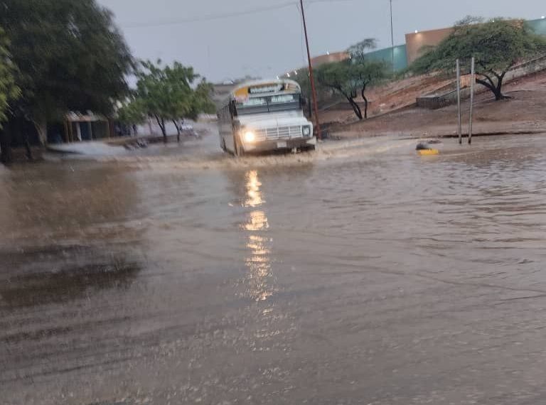 VEA EN FOTOS Y VIDEOS – Llueve a Cántaros en Maracaibo y EL TERMINAL DE PASAJEROS ESTÁ INUNDADO