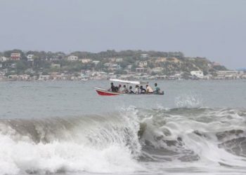 Zarpe de pequeñas embarcaciones quedan suspendidas en varios estados por onda tropical N° 41