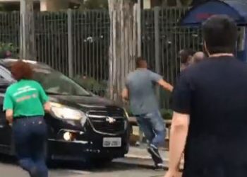 EN VIDEO: Diputada bolsonarista sacó una pistola en plena calle de Sao Paulo