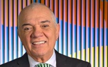 ¿Qué es eso? Vea a GUSTAVO AGUADO usando VESTIDO LARGO