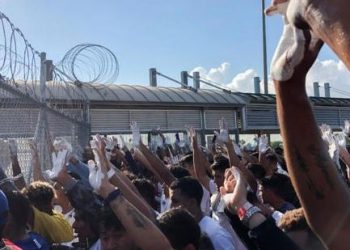 Migrantes venezolanos varados tras nueva política de EE. UU. protestan en la frontera de México