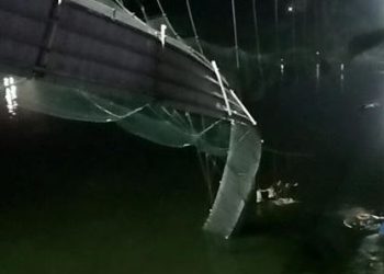 Al menos 60 muertos tras el derrumbe de un puente en India