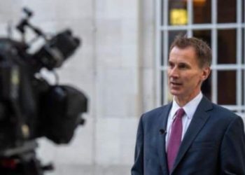 Ministro de Hacienda desmantela nuevo plan fiscal en Reino Unido