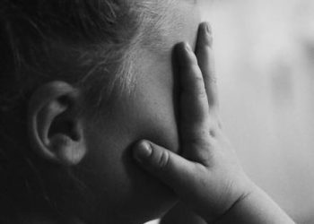 Pareja de ecuatorianos dejó a sus hijas dentro del auto para irse de fiesta