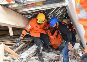 EN VIDEO ¡Milagro bajo los Escombros! Rescatan con vida a un niño que llevaba dos días desaparecido luego del terremoto de Indonesia