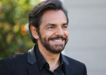 Eugenio Derbez cuenta cómo va su brazo: «los doctores dijeron que no lo iba a poder levantar»