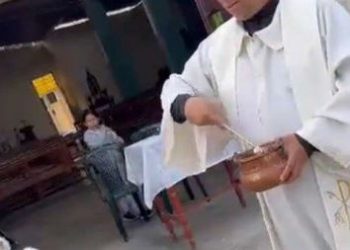 EN VIDEO: Perrito está viral por su particular actitud cuando el cura le echa agua bendita