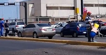 CHOQUE EN LA CIRCUNVALACIÓN 2: Motorizado sale disparado (+VIDEO)