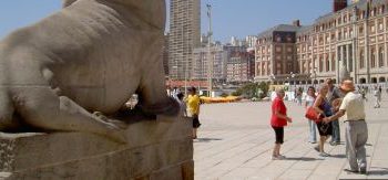 Festejos y tragedia en Mar del Plata: un hombre recibió una grave puñalada y un niño fue internado en coma porque se le cayó parte de un monumento