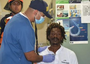 Rescatan a un hombre que pasó semanas perdido en el mar y sobrevivió comiendo solo salsa de tomate