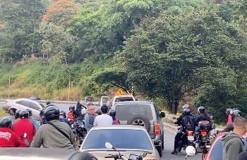 TENÍA QUE SER UN OPTRA: Accidente de Transito congestiona la Cota Mil (+VIDEOS)