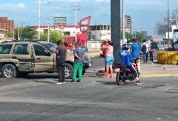 EN VIDEO – Colisión en el Reloj: A LA CHEROKEE SE LE EXPLOTÓ UN CAUCHO