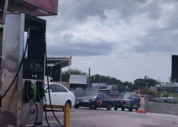 ¡VUELVEN LAS COLAS A MARACAIBO! Gasolineras esperan 3 días para que llegue la gandola con el combustible