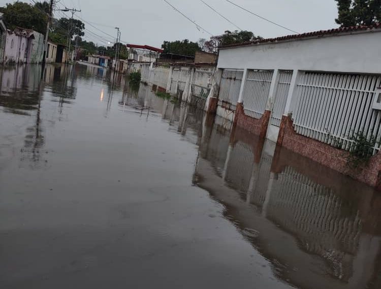 Varias zonas de Aragua quedan inundadas por las fuertes lluvias