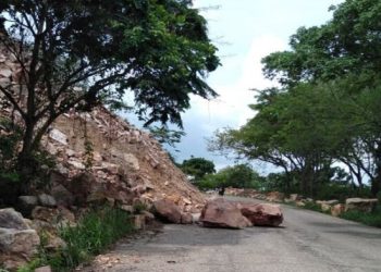 En el Zulia derrumbe de cerro en Misoa obstaculiza paso a El Venado
