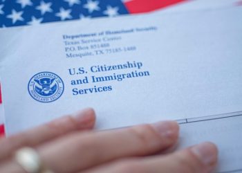 Gobierno de Biden seleccionará al azar a beneficiarios del parole sin importar fecha de solicitud