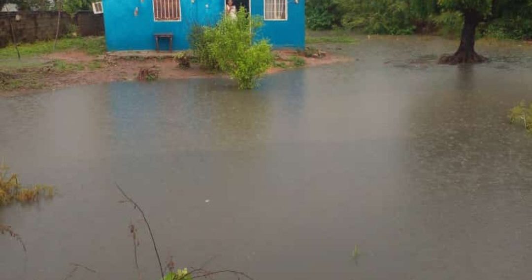 Aguas negras desbordadas en Bachaquero por intensas lluvias este 30-May