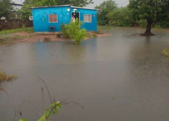 Aguas negras desbordadas en Bachaquero por intensas lluvias este 30-May
