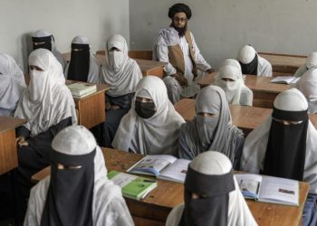 ONU asegura que los talibanes “han borrado” a las mujeres afganas de la vida pública