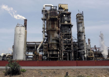 Reuters: Pdvsa reanuda operaciones en refinería El Palito