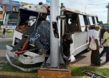 Diez heridos tras aparatoso choque de autobús contra un poste en El Milagro