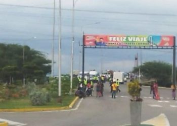 Madelyn Palmar: YUKPAS TOMARON EL PUENTE SOBRE EL LAGO