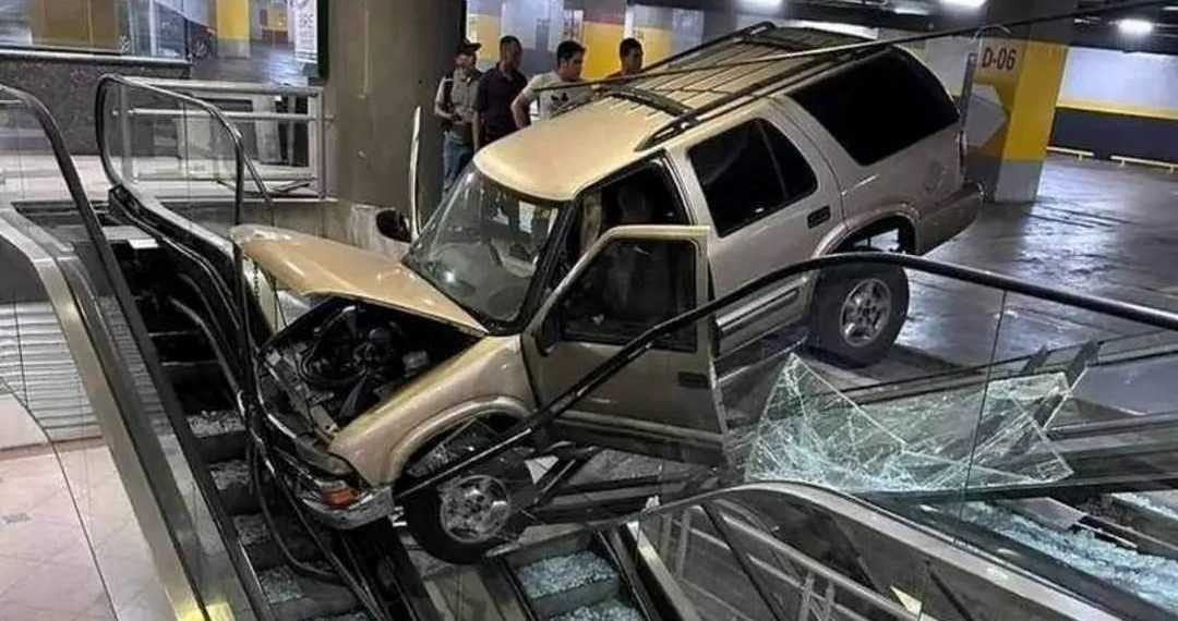 Camioneta se estrella violentamente contra escaleras eléctricas de Sambil Chacao