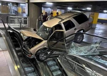 Camioneta se estrella violentamente contra escaleras eléctricas de Sambil Chacao