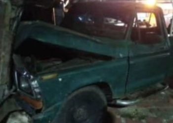 EN FOTOS: Camioneta destroza casa en la Urbanización La Victoria