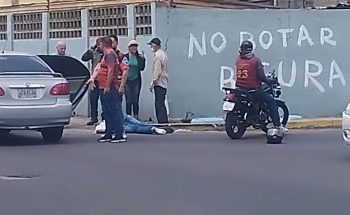 ¡VIDEO IMPACTANTE! Motorizado sale volando en amparo