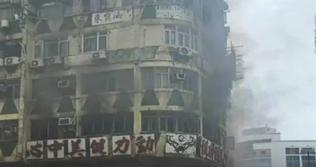 Se incendia edificio en Hong Kong y mueren cinco personas