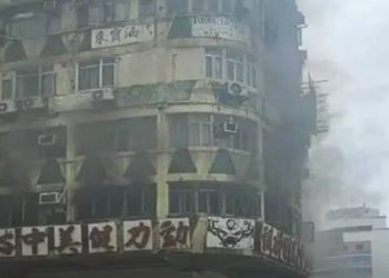 Se incendia edificio en Hong Kong y mueren cinco personas
