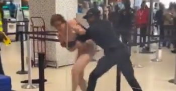 EN VIDEO: Una mujer drogada se desnuda en el Aeropuerto de Jamaica